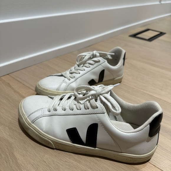 Veja campo sneaker size 6 - Picture 3 of 5